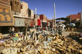 Image du Maroc Professionnelle de  Paniers en osier et ustensiles en bois occupent la cour centrale de l’ancienne Rahba du Souk Semmarine de Marrakech qui a été métamorphosée en Bazar de produits d’artisanat du Maroc. On y trouve encore en face chez les Attarines une multitudes d’épices ainsi que d’autres produits qui sont destinés à la sorcellerie et à l’envoûtement, le 11 Février 2005. (Photo / Abdeljalil Bounhar) 